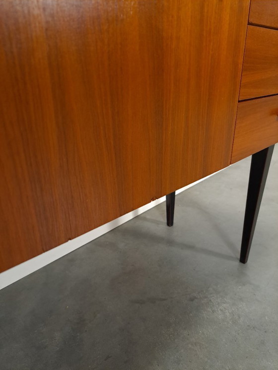 Image 1 of Mid-Century teak kastje op hoge zwarte poten met lades