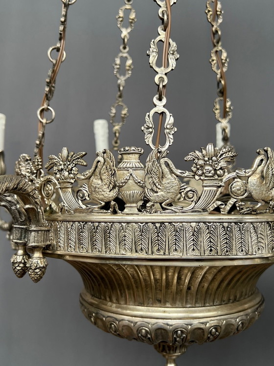 Grote, zeldzame antieke kroonluchter van massief verzilverd brons, Empire-stijl, met 12 lichtpunten. – Bronze (photo 3 of 18)