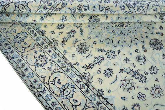 Image 1 of Handgeknoopt Nain 9La oosters tapijt - 291 x 195 cm - Fijne details met zijde in crème en blauw