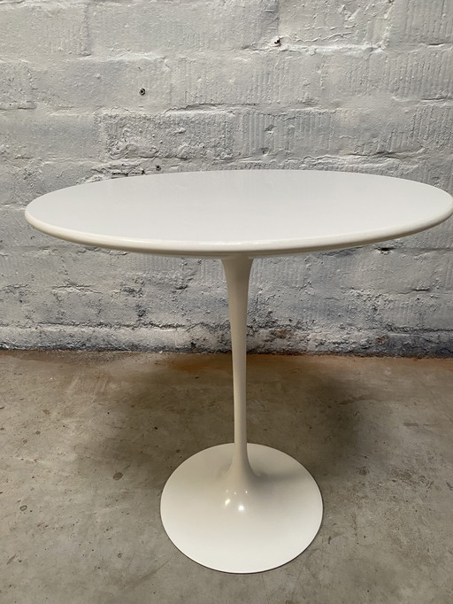 Eero Saarinen tulip table
