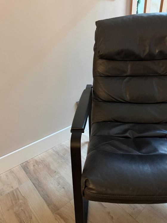Image 1 of Leolux Indra fauteuil + hocker – zwart leer – nieuwstaat