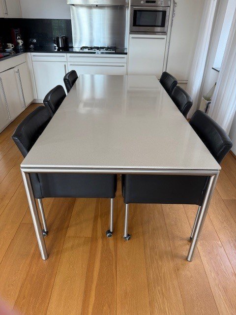 Table Metaform R16 avec 6 chaises en cuir Lucca Gelderland