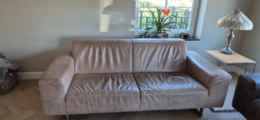 Sofá de cuero beige color camel de 2,5 plazas