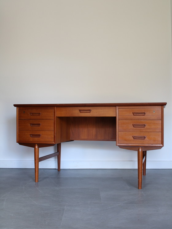 Vintage Deens vrijstaand bureau in teak – Wood (photo 8 of 10)