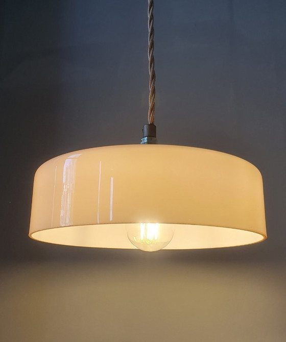 Image 1 of Suspension Art Déco vintage en verre opalin rose pastel.