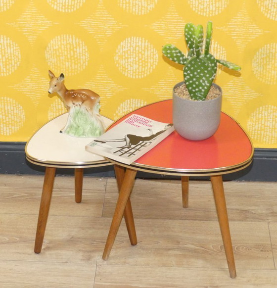 Image 1 of Taburete de flores original de los años 50 y 60 Resopal Rojo Ø34 H32 Mesa riñón con decoración retro