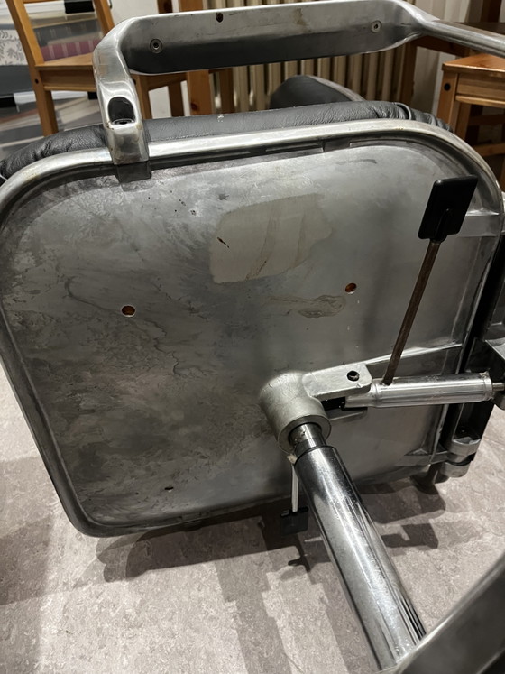 Vintage High Back Swivel Chair – Supporto Design / Frederick Scott – 1970s – Aluminium, Leather (photo 5 of 5)