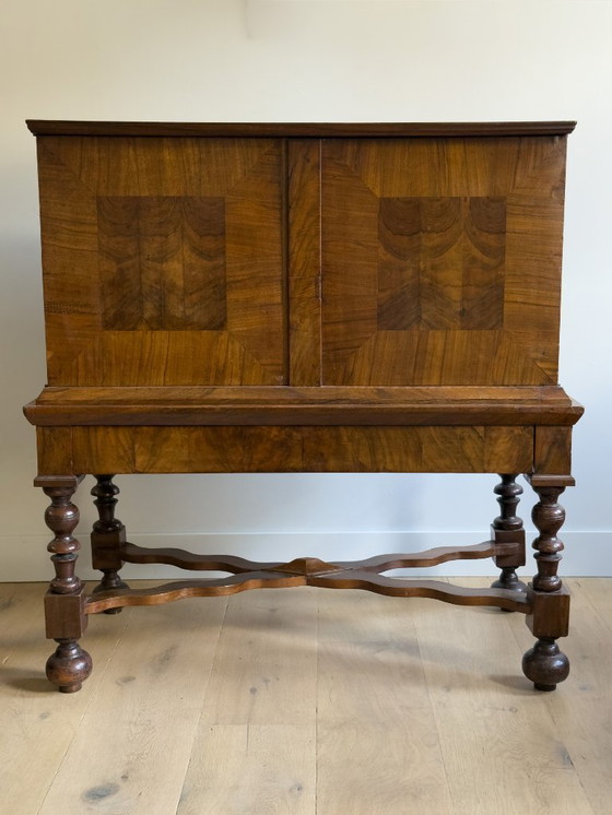 Image 1 of Elegante gabinete con patas en cruz de nogal del siglo XVII