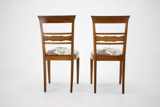Image 1 of Een paar gerestaureerde Tsjechoslowaakse walnotenhouten stoelen uit de jaren 50, bekleed met bloemenstof.