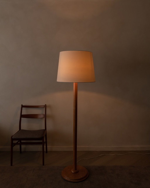 Lámpara de pie vintage de pino escandinavo con pantalla de tela