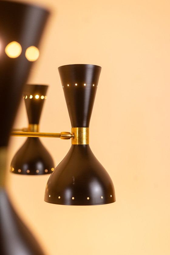 Diabolo kroonluchter met 12 lampen in zwart gelakt metaal. Hedendaags. – Metal, Brass (photo 9 of 11)