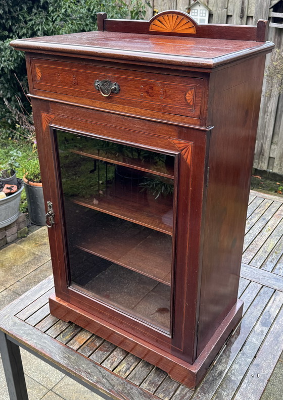 Image 1 of Vetrina in mogano massello | 1890–1900 | Neorinascimentale / Art Nouveau | Intarsi ovunque!