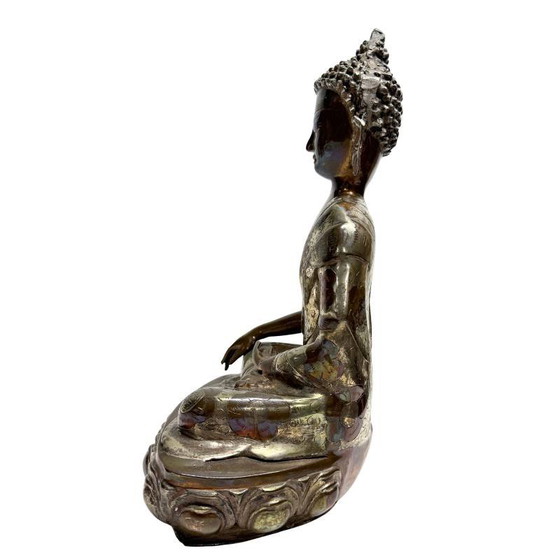 Raro Buda Shakyamuni de Patan – Túnica floral grabada a mano, c. 1920 – Esculturas, Bronze (photo 7 of 10)