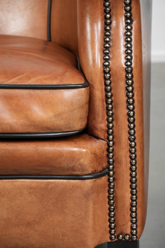 Image 1 of 2 grands fauteuils club en peau de mouton, en bon état