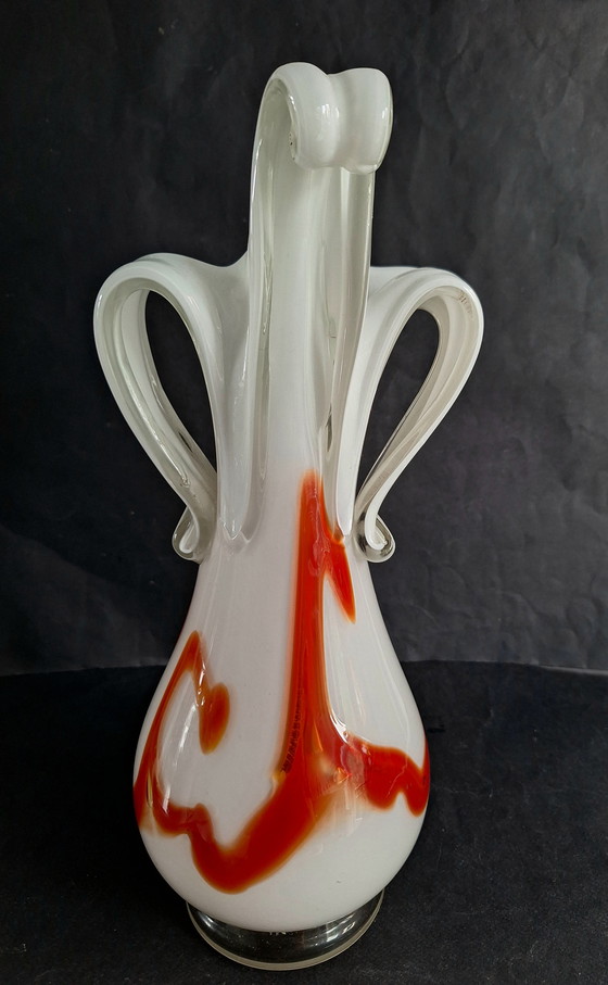 Image 1 of Grand vase en cristal Simais dans une forme d'art libre soufflé à la bouche et formé à la main. Verre de lait aux accents orangé