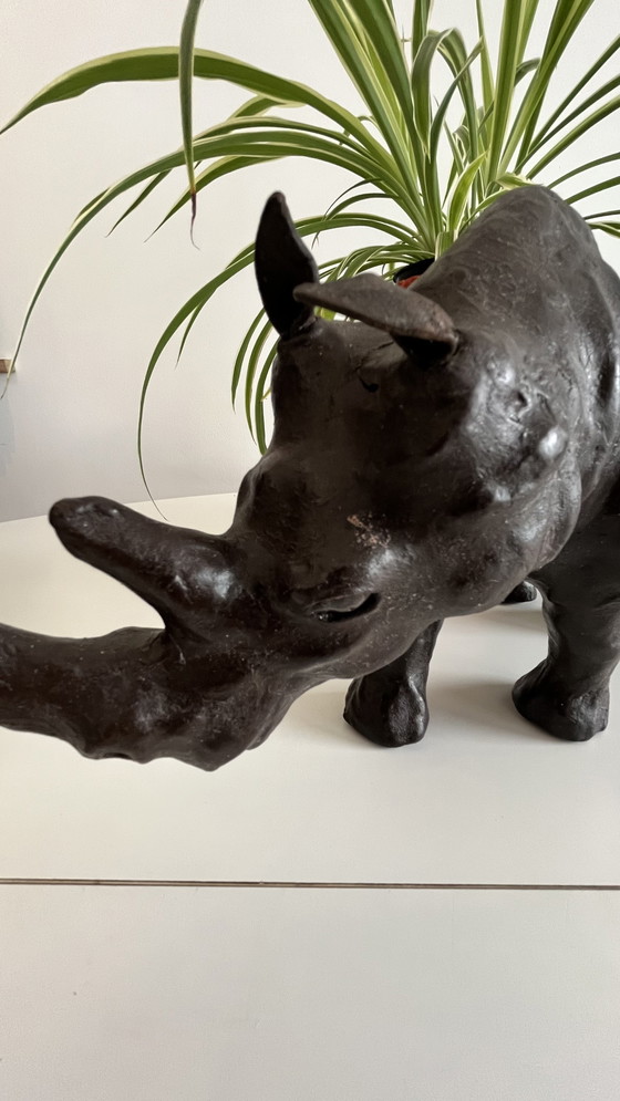 Image 1 of Set di due statue di animali vintage in pelle - Ippopotamo e Rinoceronte - nello stile di Omersa