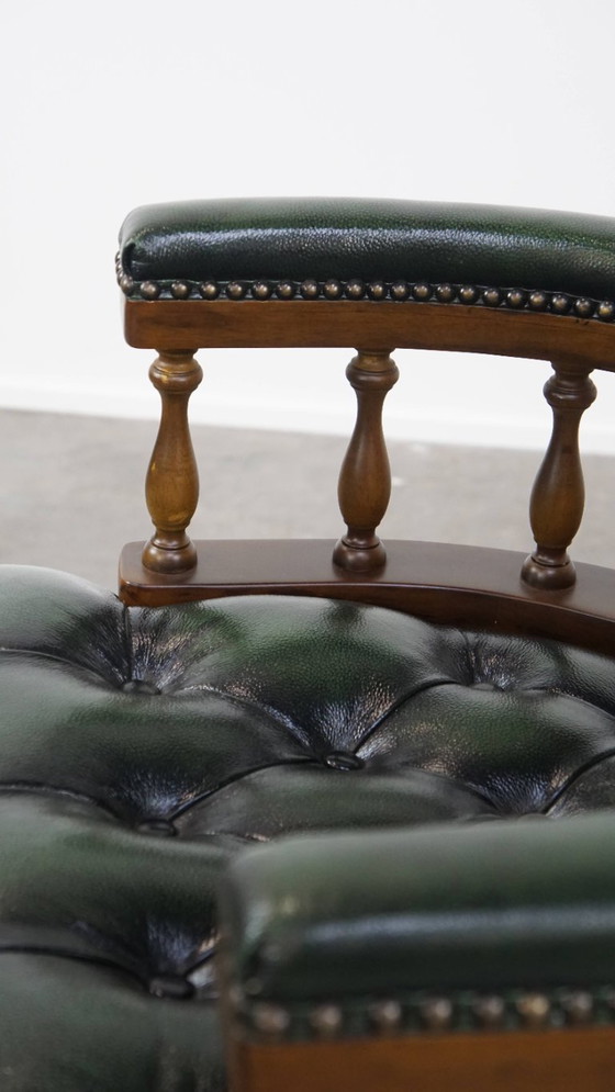 Image 1 of Dunkelgrüner Chesterfield-Bürostuhl aus Rindsleder und Holz auf Rollen