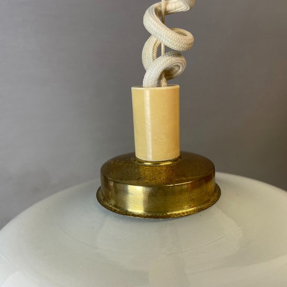 Weiße Glas-Pendelleuchte mit Ausziehmechanismus im Stil der 1970er Jahre für das Esszimmer – Pendelleuchten (photo 6 of 10)