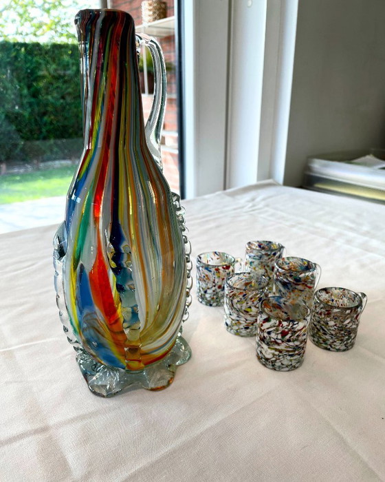 Image 1 of Karafset van Murano-glas met 6 kopjes – Kleurrijke kunstglazen kan – Vintage Italiaanse stijl