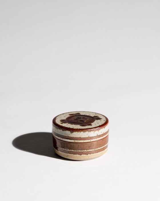 Image 1 of Kuratiertes dänisches Studio-Keramik-Ensemble: Vase von Jette Andersen und Schachtel von Marianne Starck
