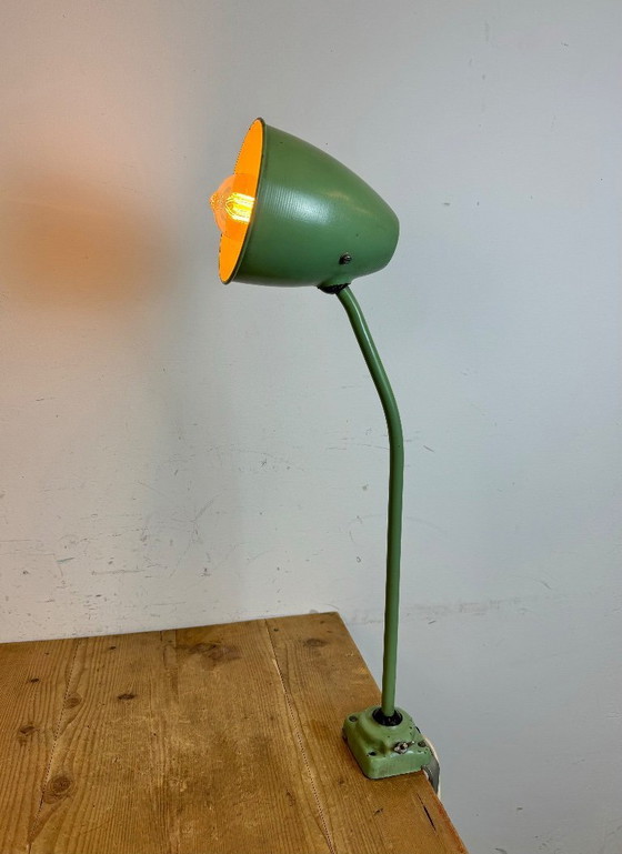 Image 1 of Lampada da tavolo industriale verde da officina, anni '60