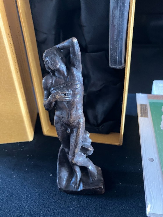 Image 1 of 18 figurillas de bronce, obras maestras de la escultura.