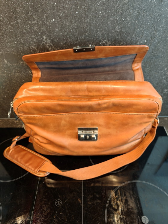 Image 1 of Echte HUGO BOSS bruin leren messengerbag met klep aan de voorkant,