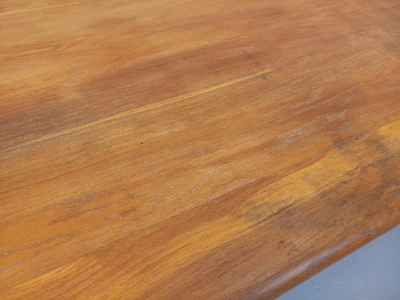 Image 1 of Grote rechthoekige vintage brutalistische tafel van massief eikenhout uit de jaren 60 en 70.