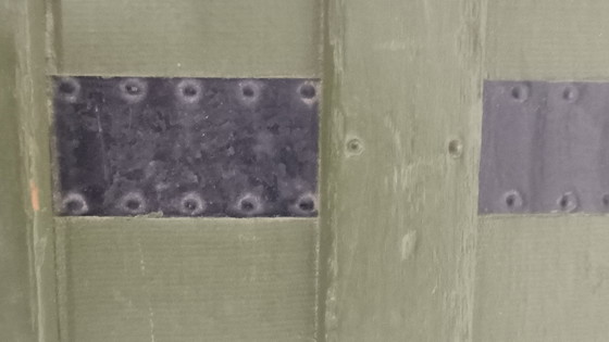 Image 1 of Vieux coffre avec ferrures en métal noir