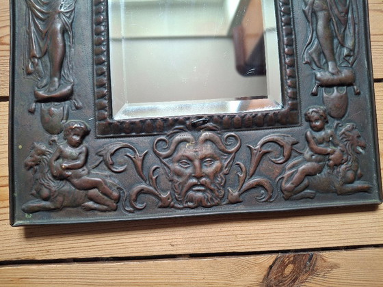 Miroir cadre en laiton repoussé vers 1900, glace biseautée, rare, Métal, Marron, Classicisme (photo 9 sur 11)
