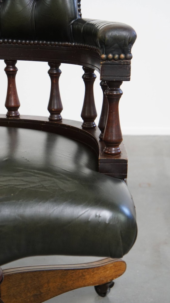 Image 1 of Rundleren en houten in hoogte verstelbare, swiffel en tilt chesterfield bureaustoel in een donkergroene kleur