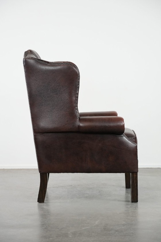 Image 1 of Tijdloze bruine rundleren chesterfield oorfauteuil in Engelse stijl