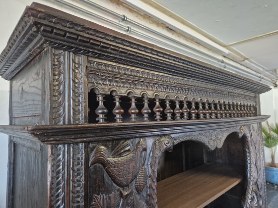Image 1 of Ancienne armoire buffet gothique sculpture