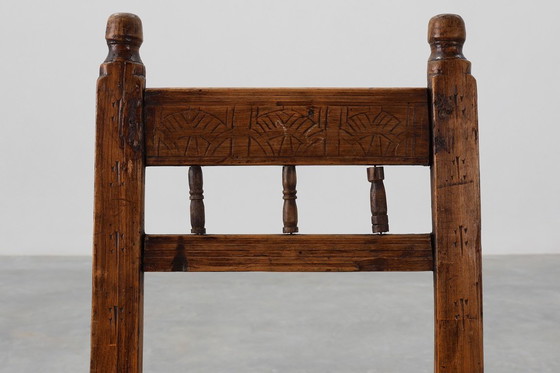 Image 1 of Sedia laterale spagnola in rovere intagliata a mano del XIX secolo con seduta in velluto