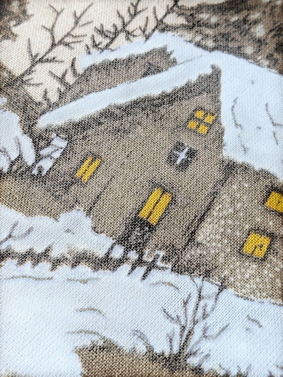 Image 1 of Große Vintage Weihnachts-Tischdecke – 70er/80er Jahre, 100% Baumwolle, Beige mit verschneitem Dorfmotiv