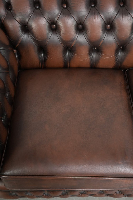Image 1 of Wunderschönes Chesterfield-Sofa im englischen Stil, 2-Sitzer aus Rindsleder in einem schönen, zeitlosen Braunton.