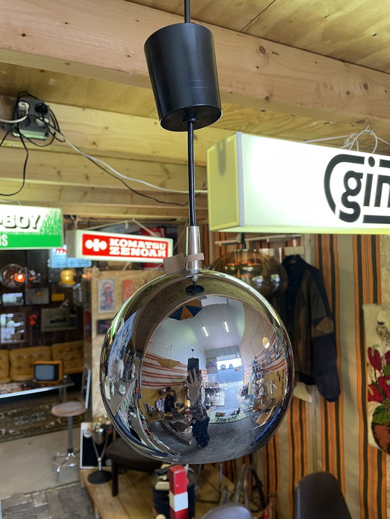 Image 1 of Lampe globe suspendue chromée vintage des années 70