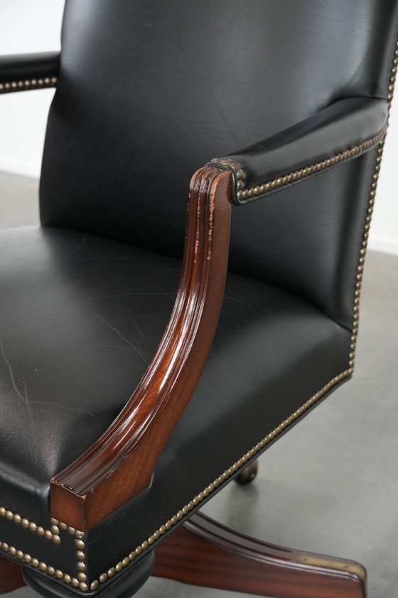 Image 1 of Zwarte rundleren en houten chesterfield bureaustoel in Engelse stijl op wieltjes
