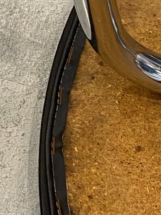 Image 1 of Tavolino laterale vintage in stile Bauhaus cromato e similpelle nera, anni '70