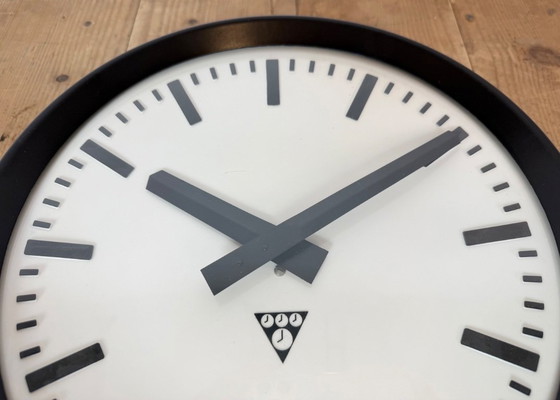 Industrial Bakelite Factory Wall Clock from Pragotron, 1960s – Glass, Plastic (photo 11 of 16)