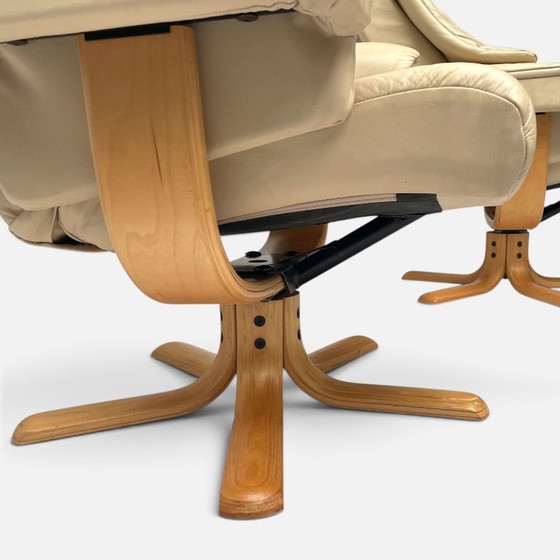 Dos sillones reclinables giratorios estilo Stressless de Ekornes – Wood (photo 6 of 10)