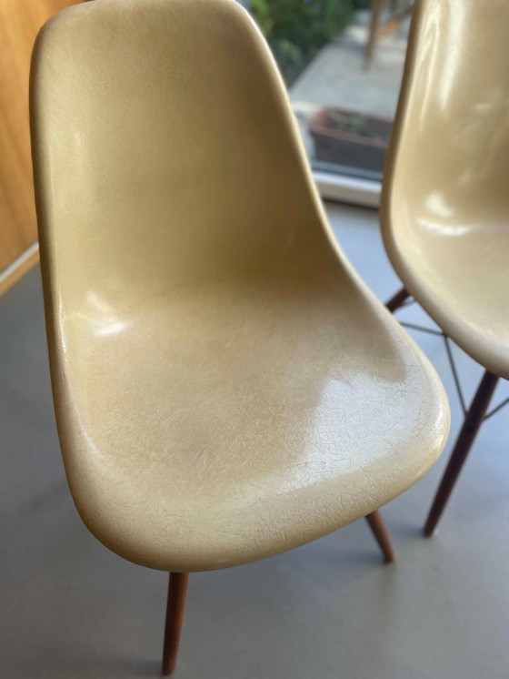 Image 1 of 2 sillas Herman Miller Eames beige de fibra de vidrio DSW