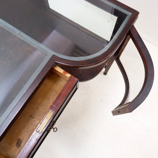 Konsole mit gebogenen Glastüren – Art-Deco-Stil