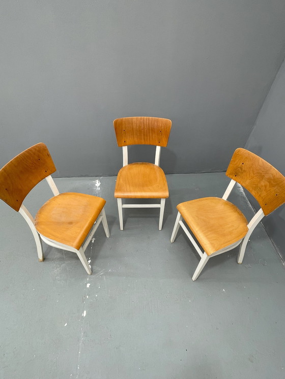 Image 1 of Chaises de cuisine rétro en bois, années 1950, Tchécoslovaquie, lot de 3