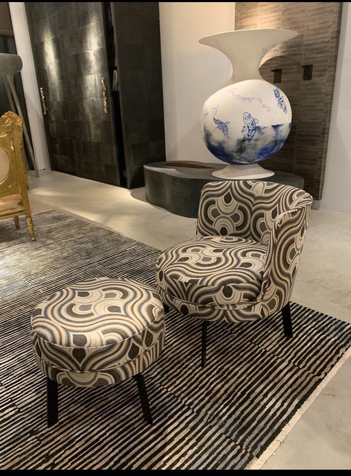 Salotto con stampa in grassetto, con pouf