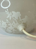 KNUBBIG Vintage IKEA Tafellamp van mat glas met kersenbloesemdetails