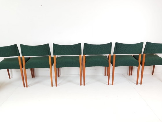 Image 1 of 6 vintage Deense stoelen nieuw gestoffeerd groene Grape 