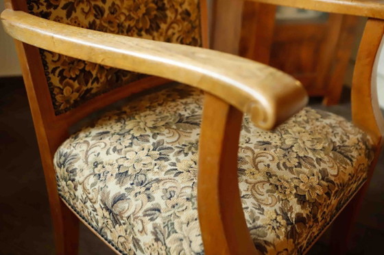 Image 1 of Vintage salonfauteuil met bloemenpatroon op de bekleding en sierlijke armleuningen.