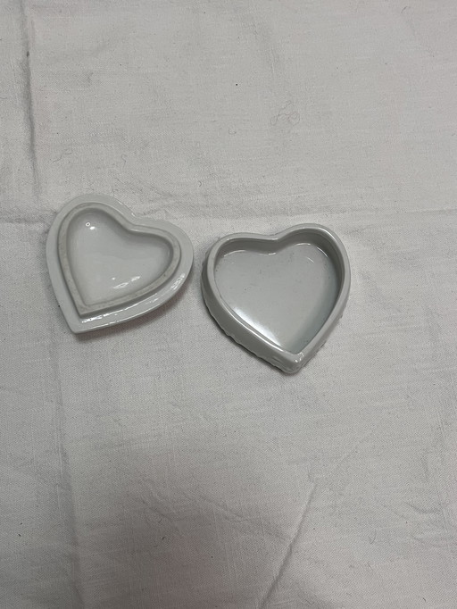 Pequeño azucarero y joyero de porcelana con flores decorativas en forma de corazón