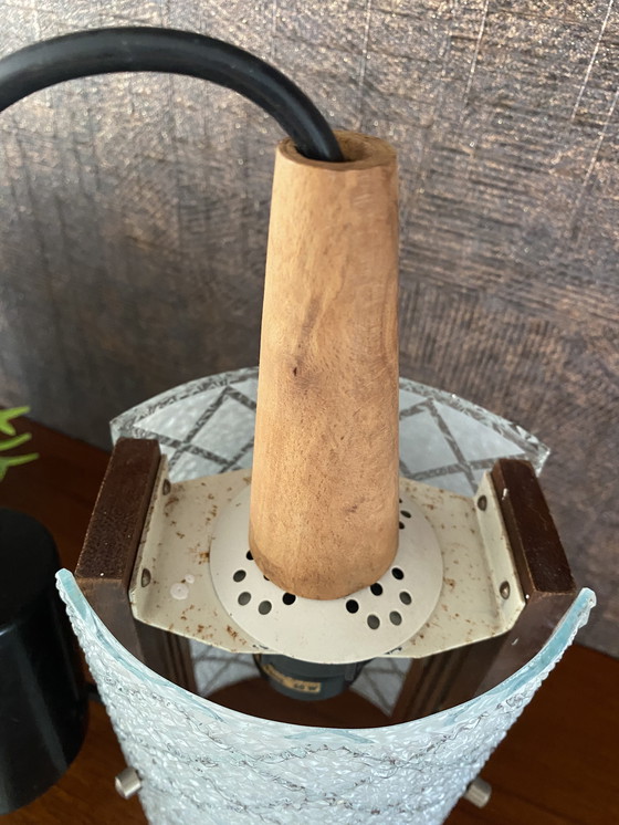Image 1 of Lampe suspendue design scandinave des années 1960 en teck et verre gaufré